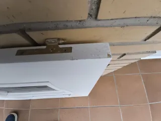 Puerta madera maciza recién pintada