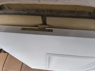 Puerta madera maciza recién pintada