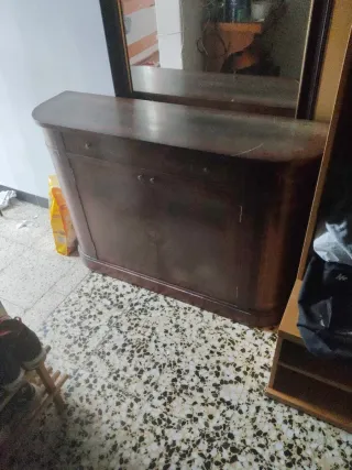 Aparador clásico de madera vintage, estado regular