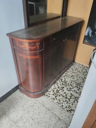 Aparador clásico de madera vintage, estado regular
