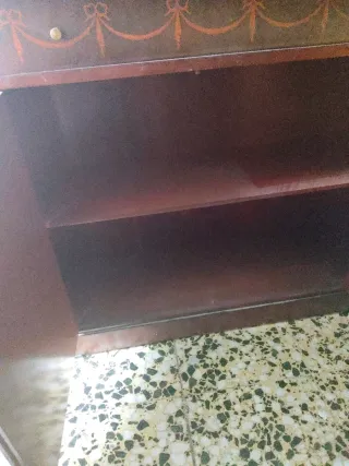 Aparador clásico de madera vintage, estado regular