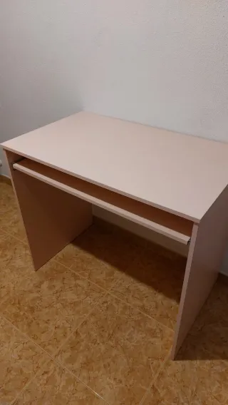 Escritorio madera rosa con bandeja extraíble