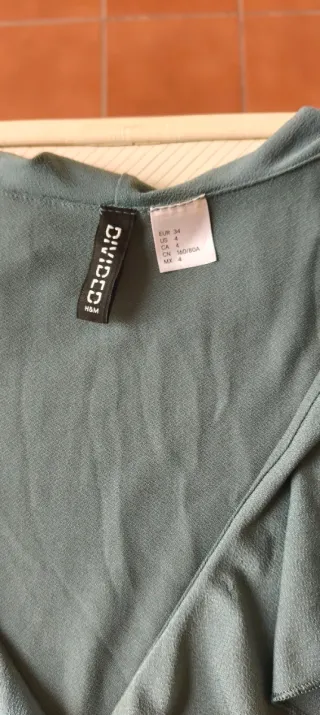 Vestido corto verde azulado con volantes