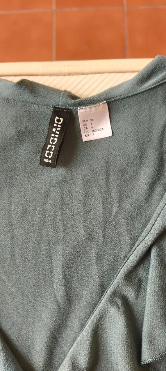 Vestido corto verde azulado con volantes