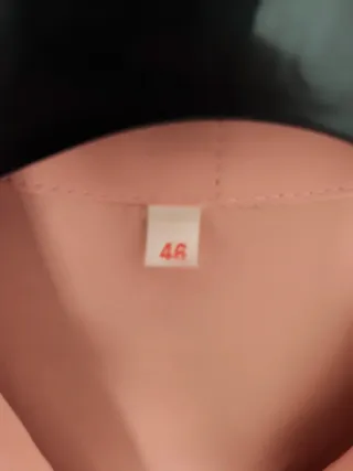 Elegante blusa de raso rosa