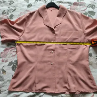 Elegante blusa de raso rosa