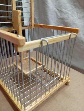 Jaula para pájaros de madera y metal