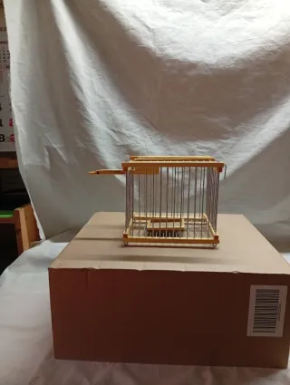 Jaula para pájaros de madera y metal