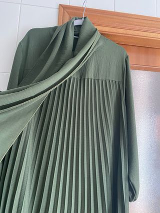 Vestido y pañuelo verde plisado
