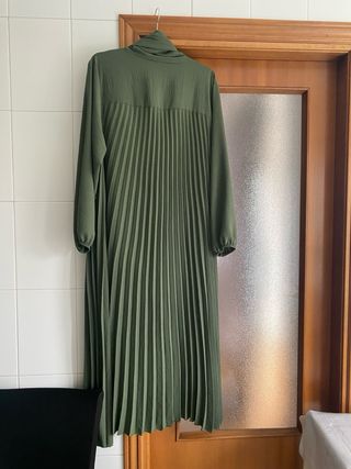 Vestido y pañuelo verde plisado