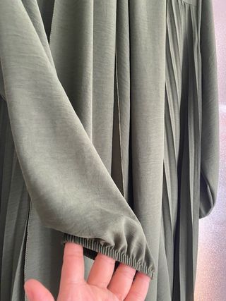 Vestido y pañuelo verde plisado