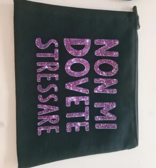 Pochette nera con scritte viola glitter