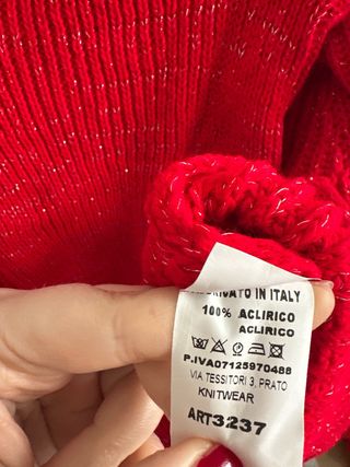 Maglione rosso con fili metallici