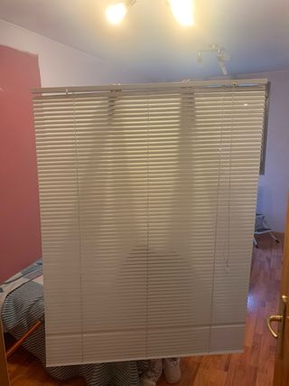 Tenda veneziana a cordoncino in alluminio bianco