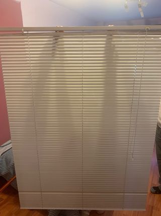 Tenda veneziana a cordoncino in alluminio bianco