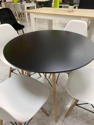 Mesa redonda negra con patas de madera
