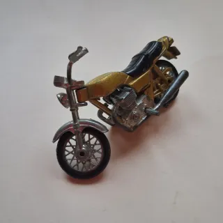 Moto clásica dorada y plateada