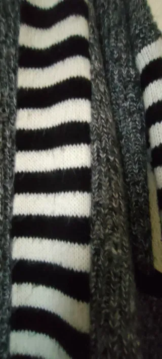 Chaqueta de lana gris y blanca