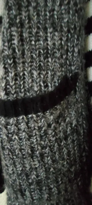 Chaqueta de lana gris y blanca