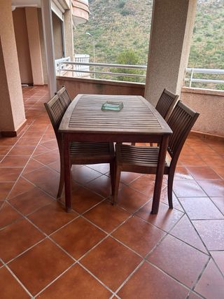 Conjunto mesa y 4 sillas de madera maciza