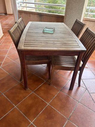 Conjunto mesa y 4 sillas de madera maciza
