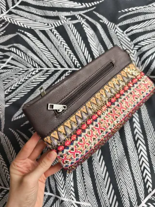 Bolso de mano bordado