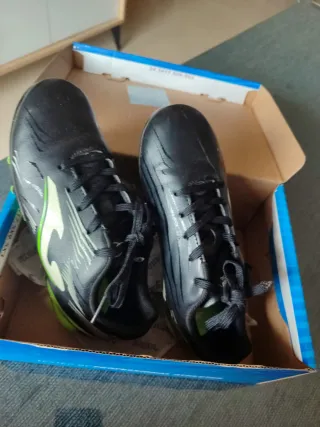 Botas de fútbol Joma negras y verdes Joma