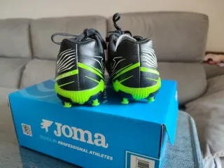 Botas de fútbol Joma negras y verdes Joma