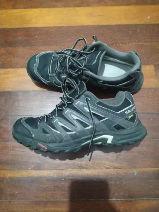 Zapatillas deportivas negras y grises