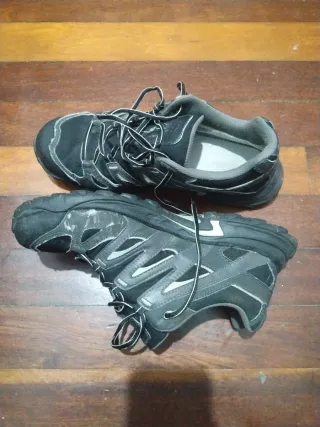 Zapatillas deportivas negras y grises