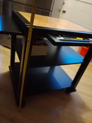 Mesa auxiliar con ruedas