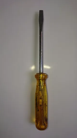 Destornillador plano antiguo