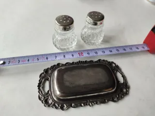 Salero y pimentero con bandeja decorativa