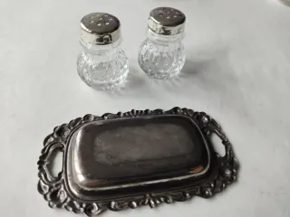 Salero y pimentero con bandeja decorativa