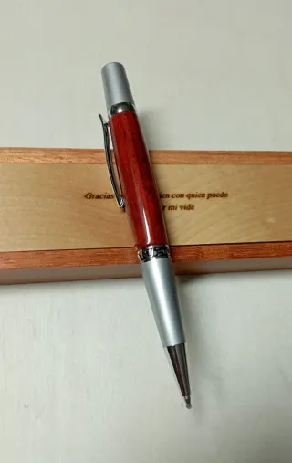 Bolígrafo de madera Personalizado. Felicidades