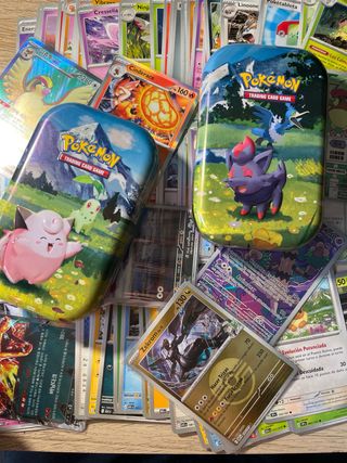 200 Cartas Pokémon y caja metalica