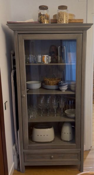 Vitrina de madera con puertas de cristal