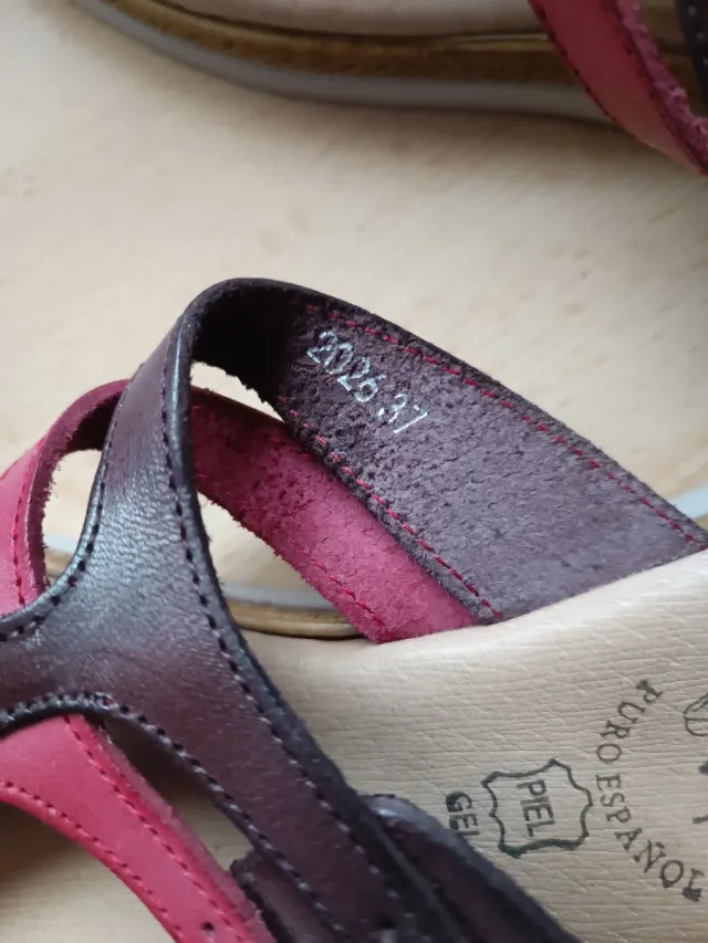 Chanclas Carai Piel Marrón y Rojo Con cuña de 3 cm