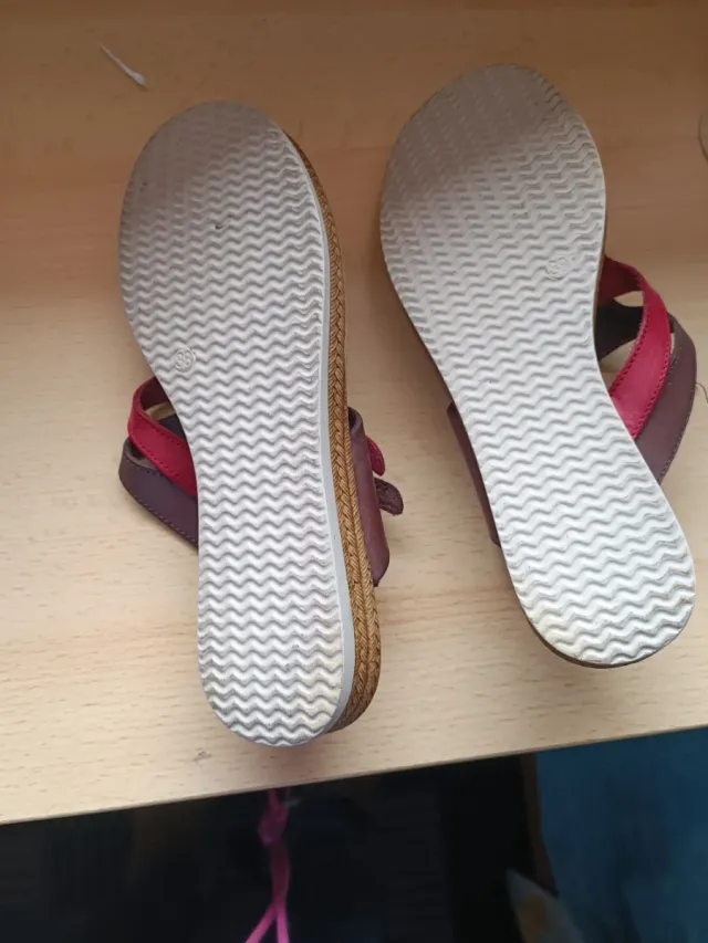 Chanclas Carai Piel Marrón y Rojo Con cuña de 3 cm