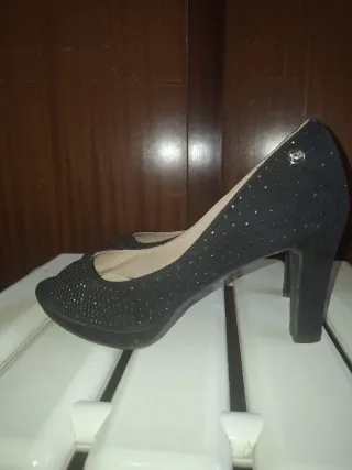 Zapatos de tacón negros con pedrería