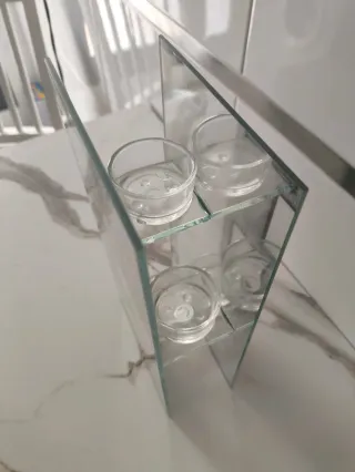 Portavelas de cristal con toques brillantes.