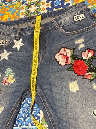 Jeans Zuiki con Patch e Strappi