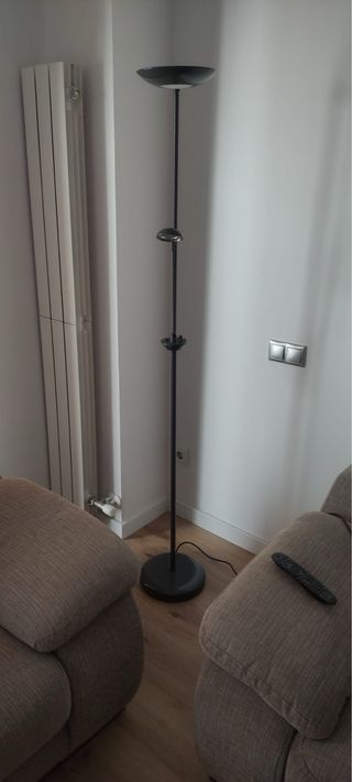 Lámpara de pie moderna negra y plateada