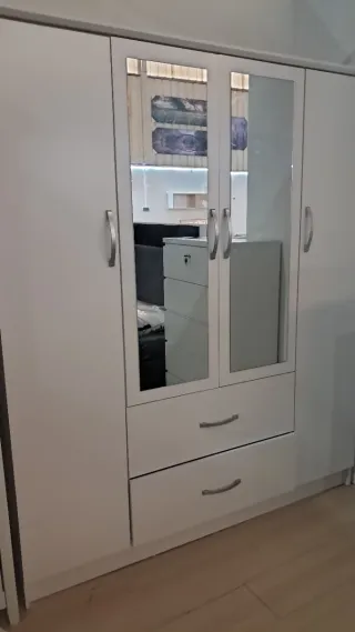 Armario 4 puertas blanco y plateado