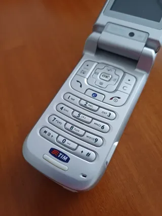 Cellulare Benq S80 con caricabatterie e auricolari