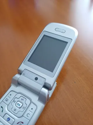 Cellulare Benq S80 con caricabatterie e auricolari