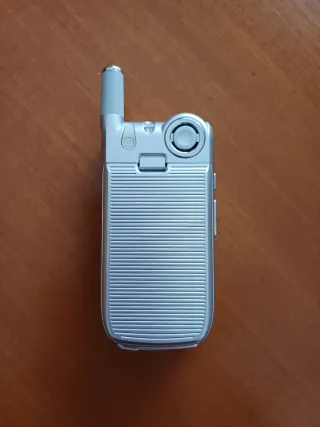 Cellulare Benq S80 con caricabatterie e auricolari