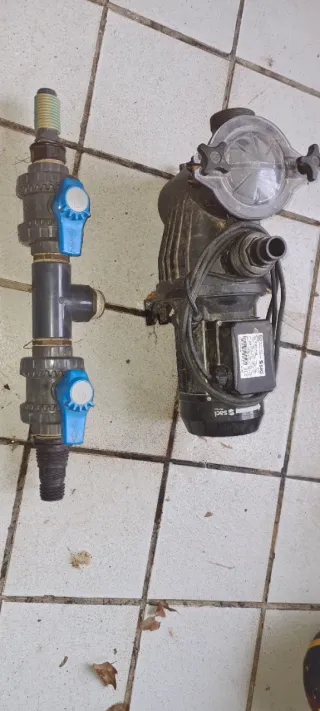 Bomba de piscina negra y azul