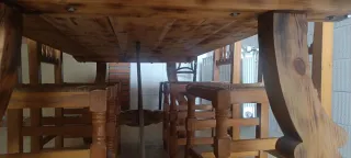 Mesa rústica de madera maciza