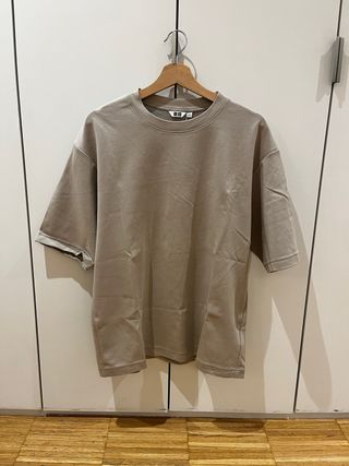 Camisetas Uniqlo Oversize (Negra, Beige)